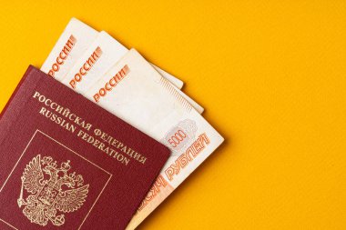 İçinde para olan Rus pasaportu, Rus rublesi.
