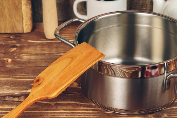 Conjunto de utensílios de cozinha em um balcão de cozinha — Fotografia de Stock