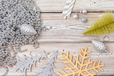 Noel tatili süslemeleri açık ahşap arka planda düz konum