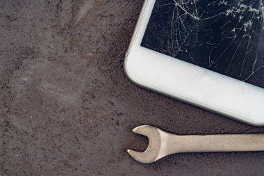 Akıllı telefon tamir konsepti. Akıllı telefon ve araçların hasarlı görüntüsü