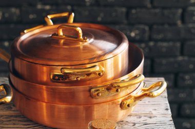 Bakır yemek takımını kapat.