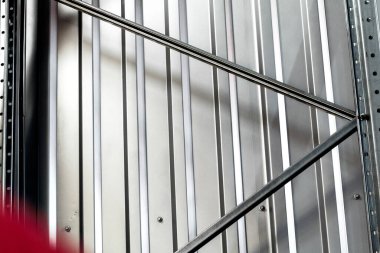 Gri kıvrımlı, endüstriyel yapının metal levha duvarı