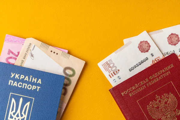 Ukraiński i rosyjski paszport z pieniędzmi, ruble rosyjskie i hrywna ukraińska — Zdjęcie stockowe