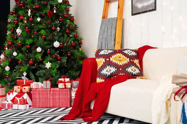 Όμορφα διακοσμημένο δωμάτιο Χριστουγέννων με έλατο και λευκό καναπέ — Φωτογραφία Αρχείου