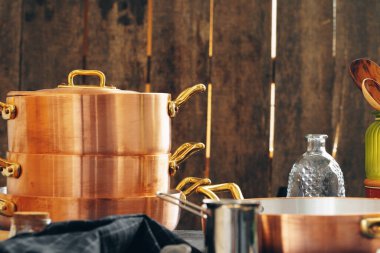 Mutfaktaki temiz bakır tencereyi kapat.