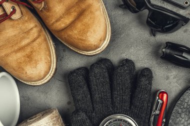 Yürüyüş botları, pusula ve bıçak. Yürüyüş ekipmanları.