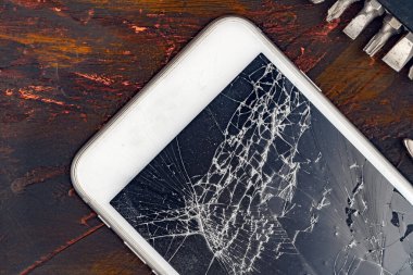 Akıllı telefon tamir konsepti. Akıllı telefon ve araçların hasarlı görüntüsü