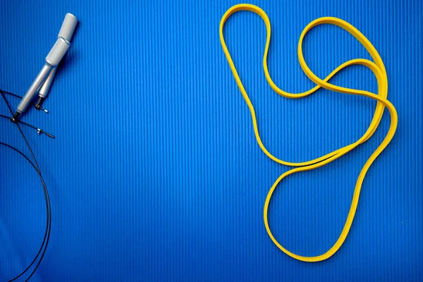 Corde à sauter sur fond bleu mat dans une salle de gym — Photo