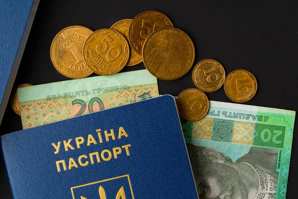Billetes ucranianos de hryvnia en pasaporte ucraniano de cerca — Foto de Stock