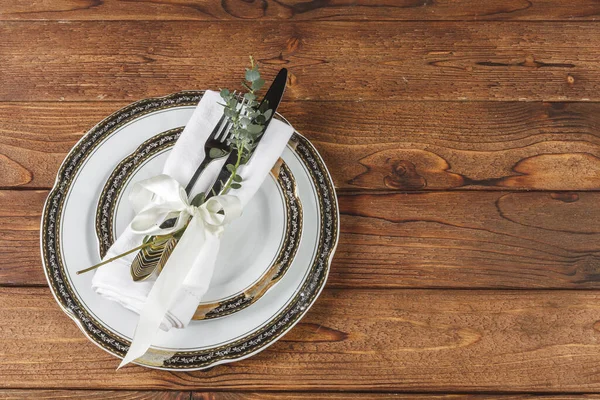 Mesa vintage en mesa de madera con decoración floral —  Fotos de Stock