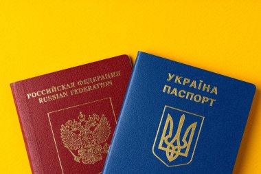 Sarı arka planda Rus ve Ukrayna pasaportu.
