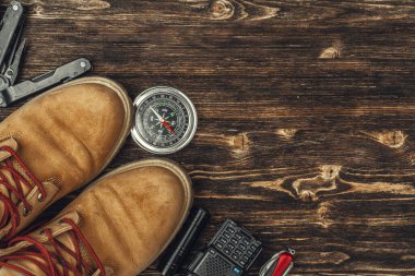Yürüyüş botları, pusula ve bıçak. Yürüyüş ekipmanları.