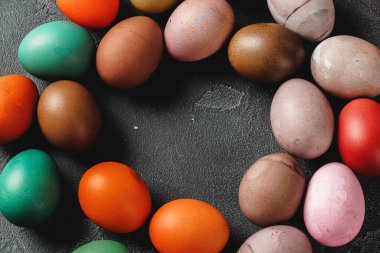 Karanlık bir arka planda paskalya yumurtaları