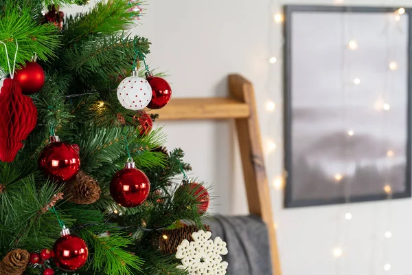 Palle bianche e rosse appese a un albero di Natale da vicino — Foto Stock
