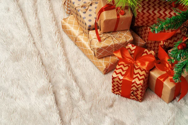 크리스마스 트리 밑에 포장된 선물들이 쌓여 있다 — 스톡 사진