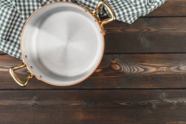 Pote de cobre com toalha de mesa chekered na mesa de madeira — Fotografia de Stock