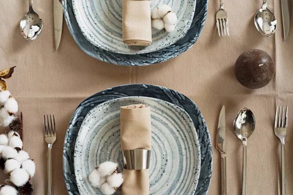 베이지 식탁보 위에 멋지게 생긴 식기류가 놓인 식탁 세팅 — 스톡 사진