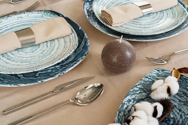 Накрытие стола со стильной посудой на бежевую скатерть — стоковое фото