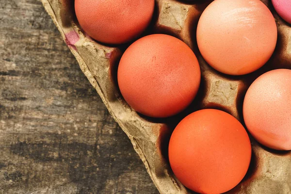 Tradizionale Pasqua cristiana, uova dipinte in scatola di uova. — Foto Stock