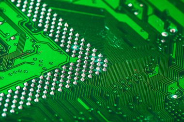 Bir bilgisayarın yeşil devre kartı kapat