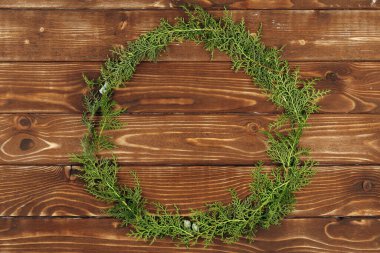 Ahşap arka planda Noel tatili çelengi süslemesi, üst manzara