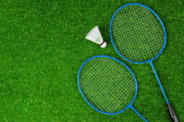 バドミントンゲームラケットと草の上にシャトルチェック — ストック写真