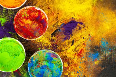 Hint Holi festivali renkleri arka planda küçük kâselerde