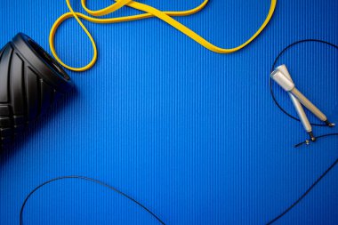 Spor fitness köpük silindiri mavi minder üzerinde
