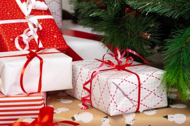 Noel ağacının altında bir yığın hediye.