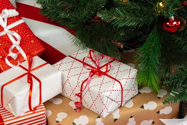 Noel ağacının altında bir yığın hediye.