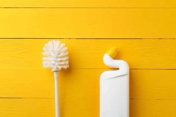 Cepillo de limpieza del hogar sobre fondo de madera amarillo —  Fotos de Stock