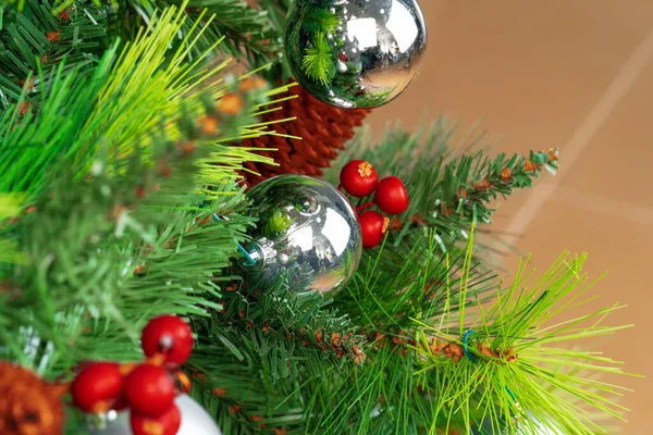 Díszített fényes baubles gyönyörű karácsonyfa — Stock Fotó