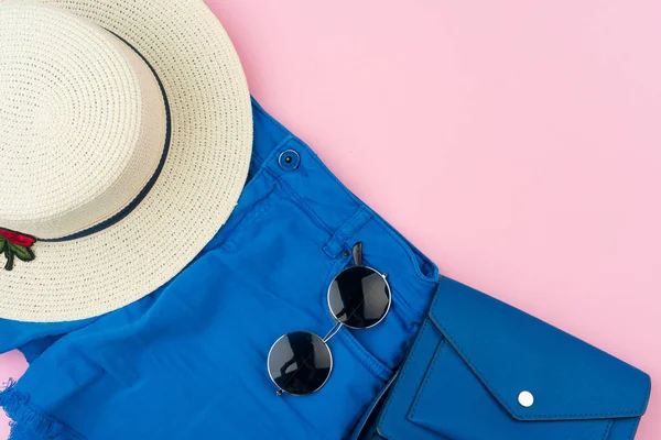 Set van zomerkleding voor vrouw op roze achtergrond — Stockfoto