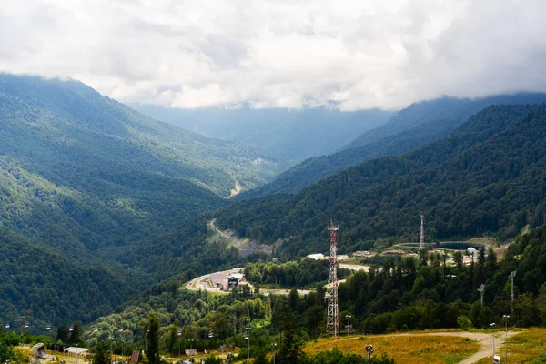 Rusya 'da bulutlu bir günde Yeşil Tepe sıradağları