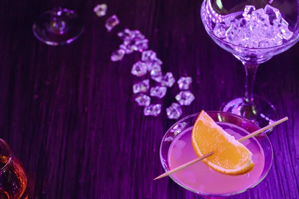 Alkoholischer Coktail serviert mit Orangenscheibe in Nahaufnahme — Stockfoto