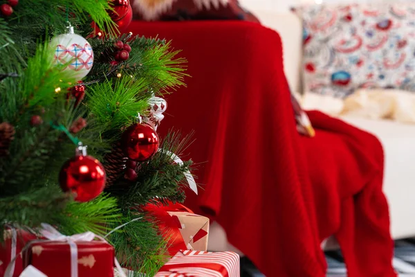 크리스마스 트리에 매달려 있는 적색과 백색의 바우 블 — 스톡 사진