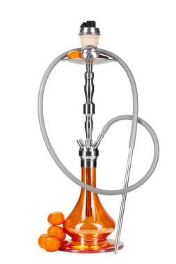 Beyaz arka planda izole meyve ile Nargile