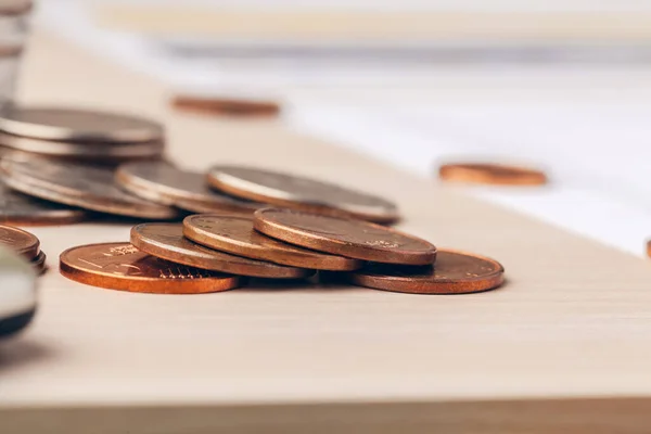 Macro-opname van onherken bare munten die dicht bij elkaar zijn gestapeld — Stockfoto