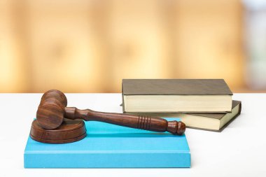 Tahta yargıç tokmağı masaya, yakın çekim manzaralı.