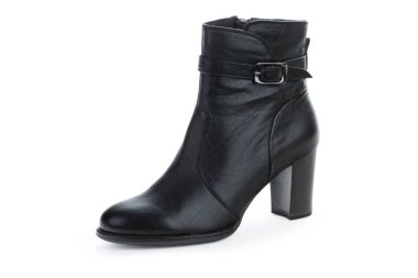 Beyaz arka planda izole kadınlar için deri ayak bileği çizmeler