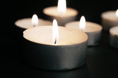 Geceleri Yanan Mumlar. Karanlıkta Yanan Beyaz Mumlar