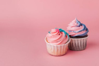 Açık pembe arka plan üzerinde Nefis cupcake yakın