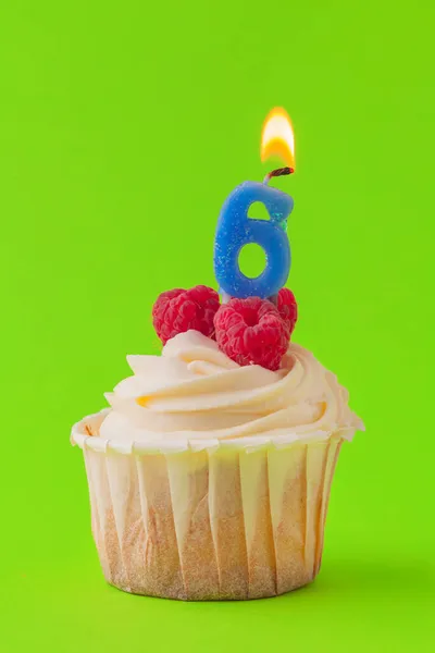 精美的纸杯蛋糕，背景是彩色的蜡烛。节日背景，生日 — 图库照片