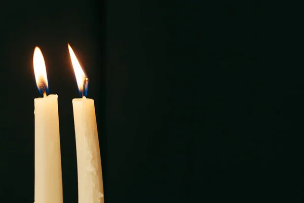 Chama de vela de perto em um fundo preto — Fotografia de Stock