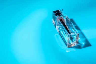 açık mavi arka plan üzerinde parfüm cam şişe. Eau de toilette