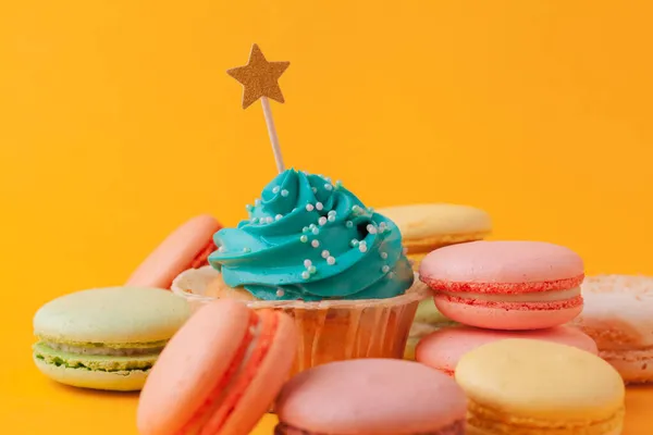 Feliz aniversário cupcakes em fundo colorido brilhante — Fotografia de Stock