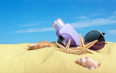 Kumsaldaki aksesuarlar, yakın çekim.