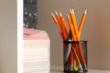 Eğitim, çivileme ve okul konseptine geri dönüş Kırtasiye ile Yaratıcı masa