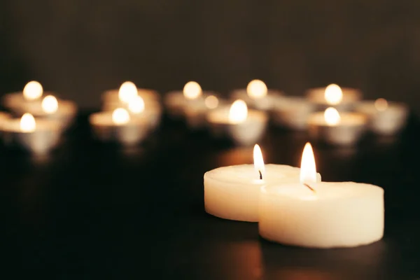 Muitas velas acesas com profundidade de campo rasa — Fotografia de Stock