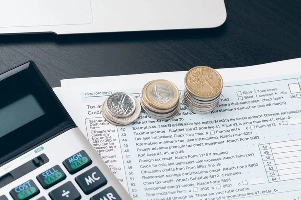 Avings, finanças, economia e conceito de casa - close-up de calculadora contando dinheiro e fazer anotações em casa — Fotografia de Stock